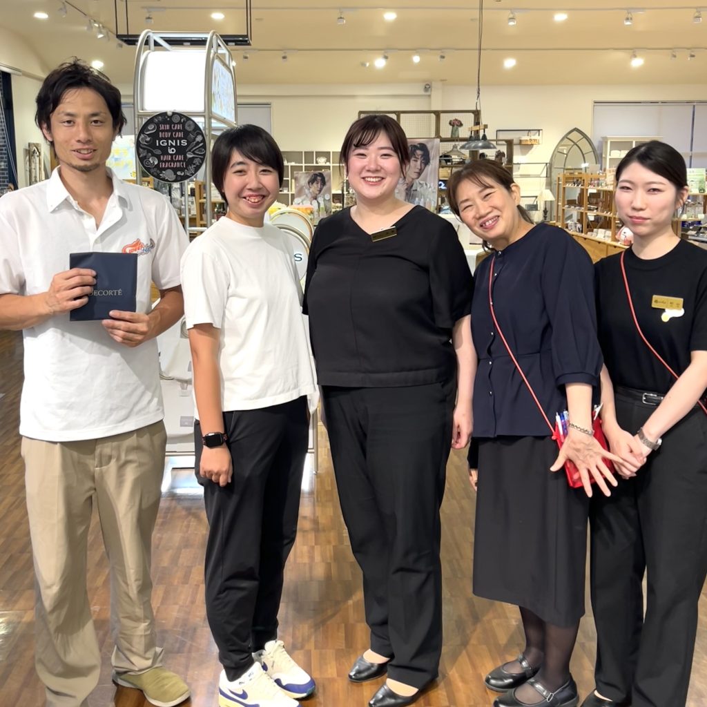 女子野球チーム「水都ハリーズ」が大垣店に来店